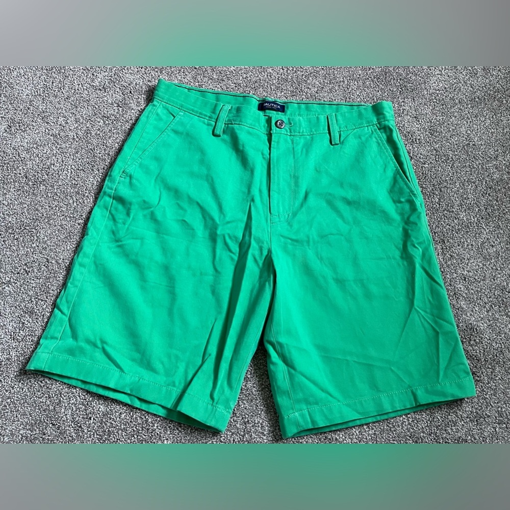 Nautica green chino shorts. Excellent preowned condition. Size 34.